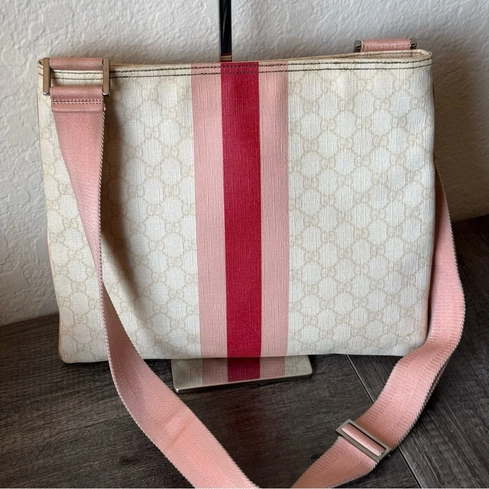 💎RARE GUCCI JOYLINE GG PLUS PVC LEATHER MESSENGER BAG/ GUARANTEED AUTHENTIC 💎 - Picture 2 of 12